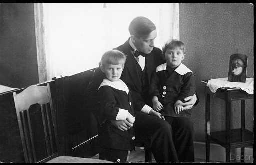 1924 Familjefoto Knut, Stig och  Bo-Erik.jpg - Pappa Knut med sönerna Stig och Bo-Erik året är 1924.